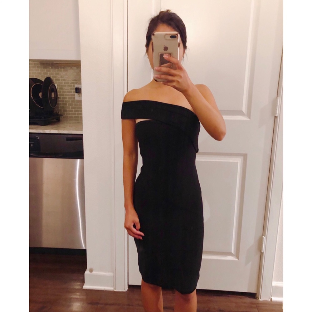 𝐒𝐎𝐋𝐃 Bebe off shoulder dress